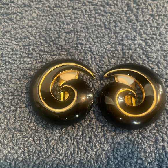 Kenneth Jay Lane Black Enamel Swirl Clip-on Earrings - Picture 3 of 8